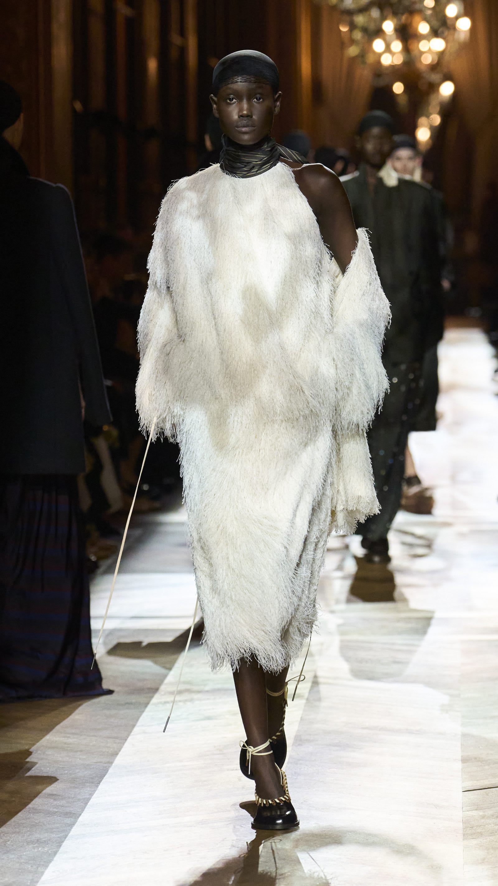 dries-von-noten-fw25-2305x4098-look-11-1600x2845-1742416805743-g5b00znrizf