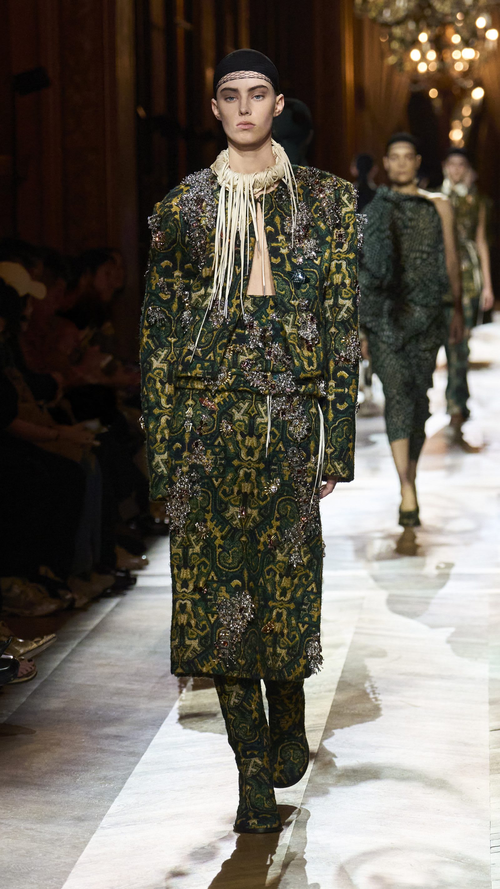 dries-von-noten-fw25-2305x4098-look-36-1600x2845-1742416807020-3zs7vxbpo62