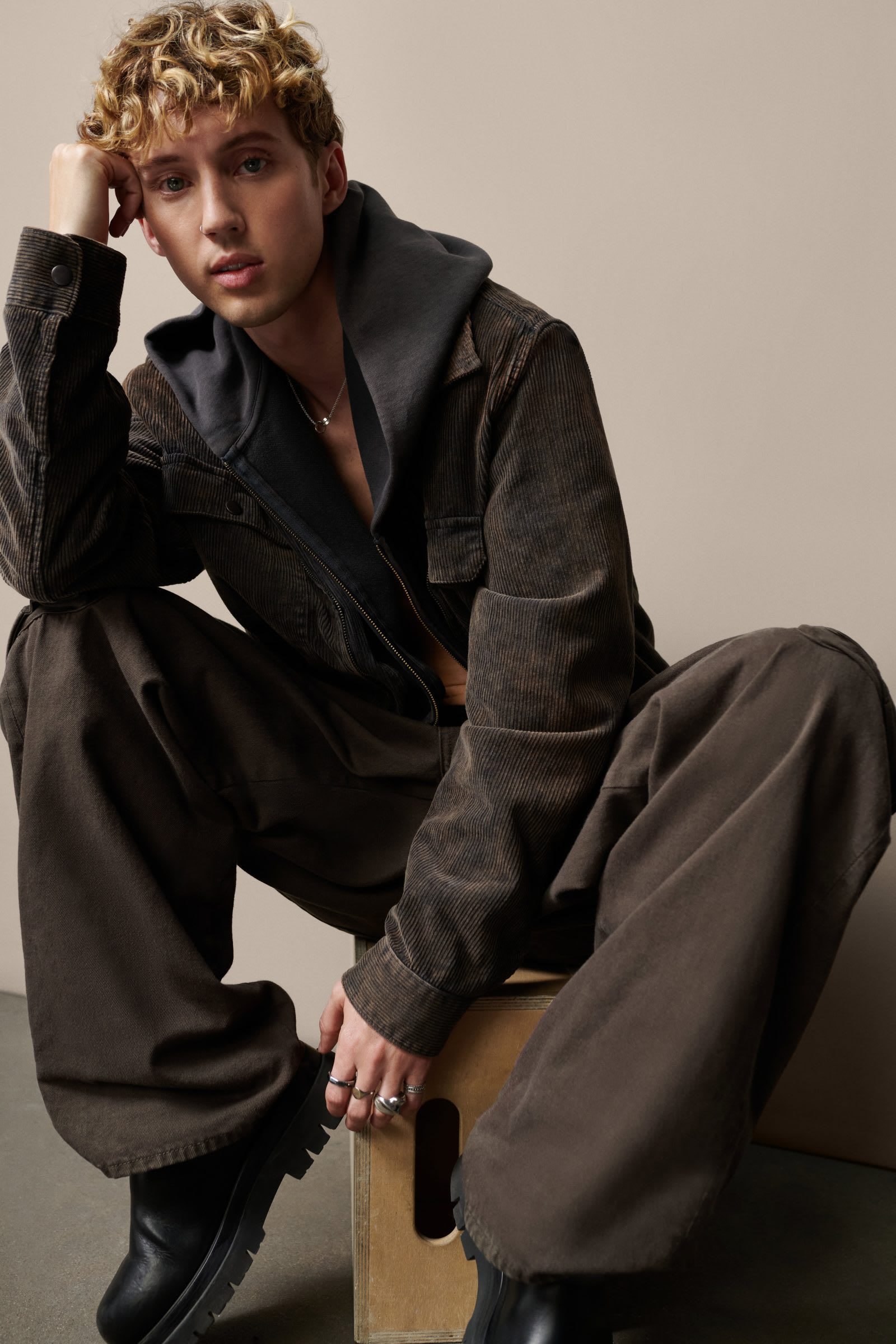 gap-fall24-troye-hero-1-1600x2400-1742419051333-zpjko59tvuj