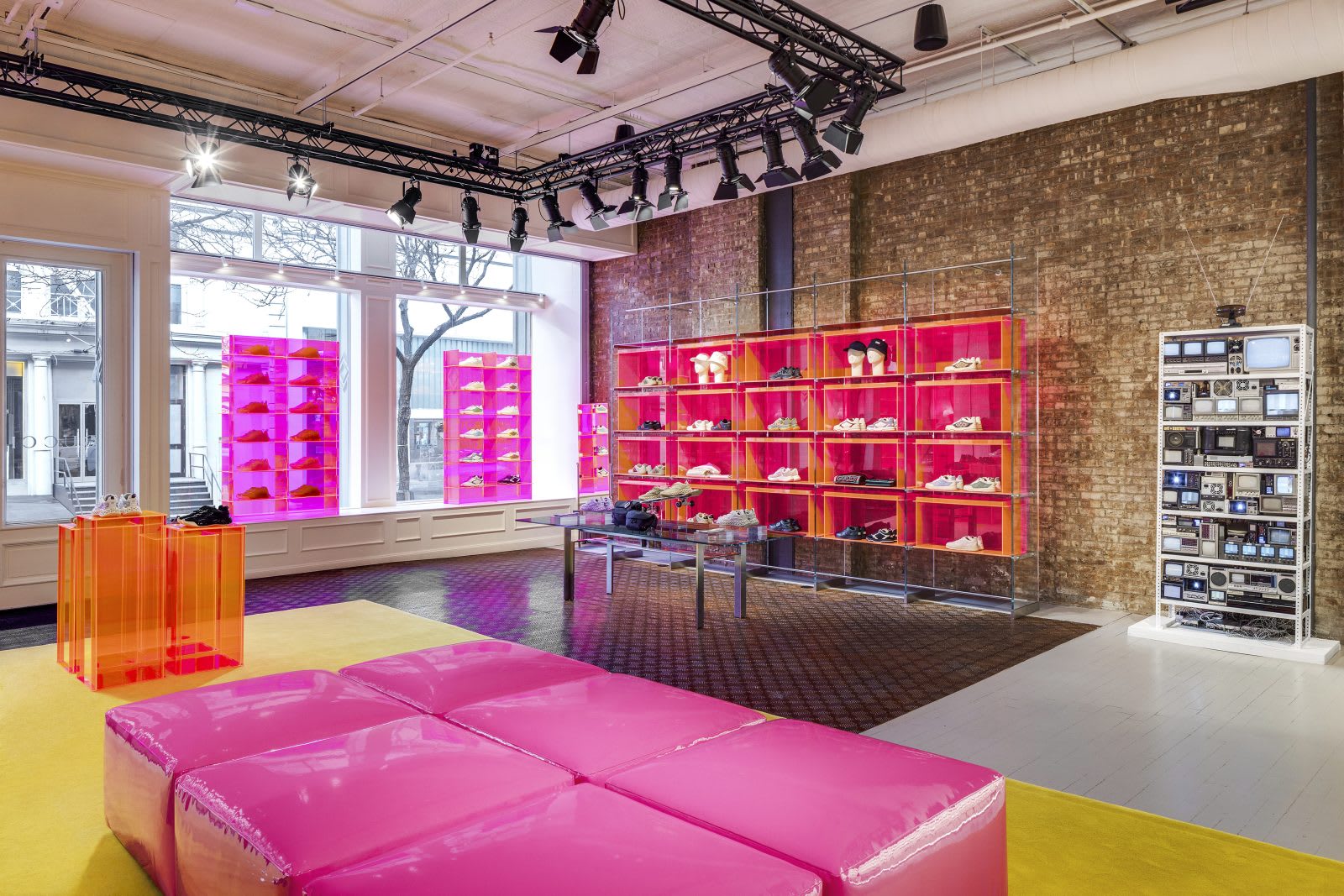 gucci-wooster-1-2025-012-v1-qc-r150-1600x1067-1742417340831-4unb1vaw6l8