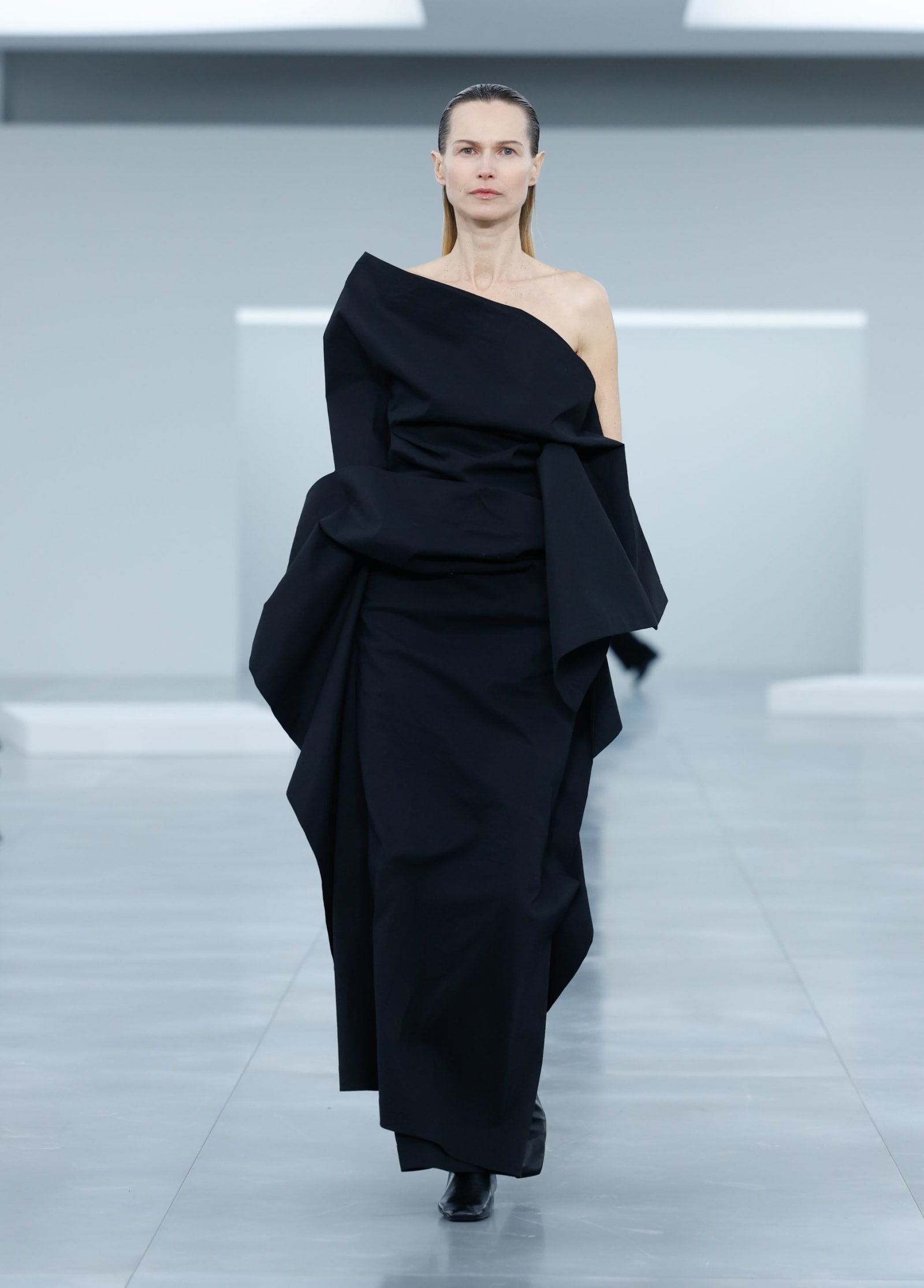 issey-miyake-fw25-26-look-35-1-scaled-1742416726156-shw5n5jdhyi