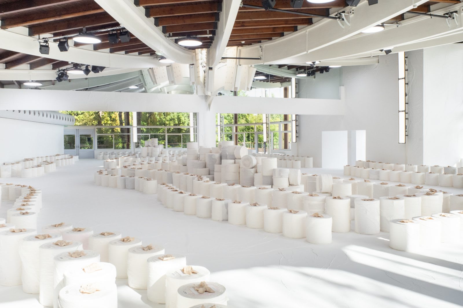 issey-miyake-ss25-show-images-high-01-1600x1066-1742418517109-8vd68iuka5d