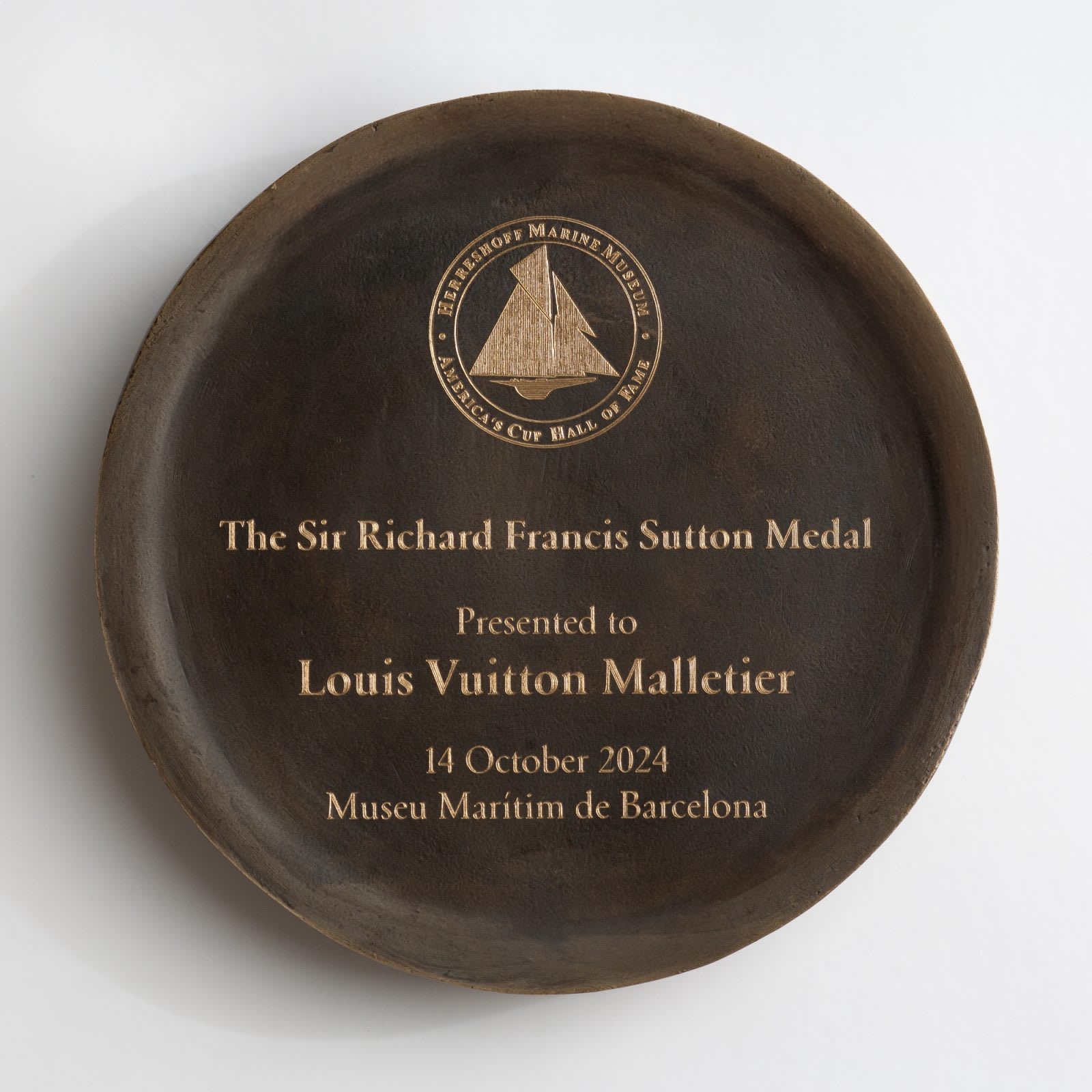 sutton-medal-reverse-louis-vuitton-photo-courtesy-of-americas-cup-hall-of-fame-med-1600x1600-1742418331704-jldbq5qv5lr