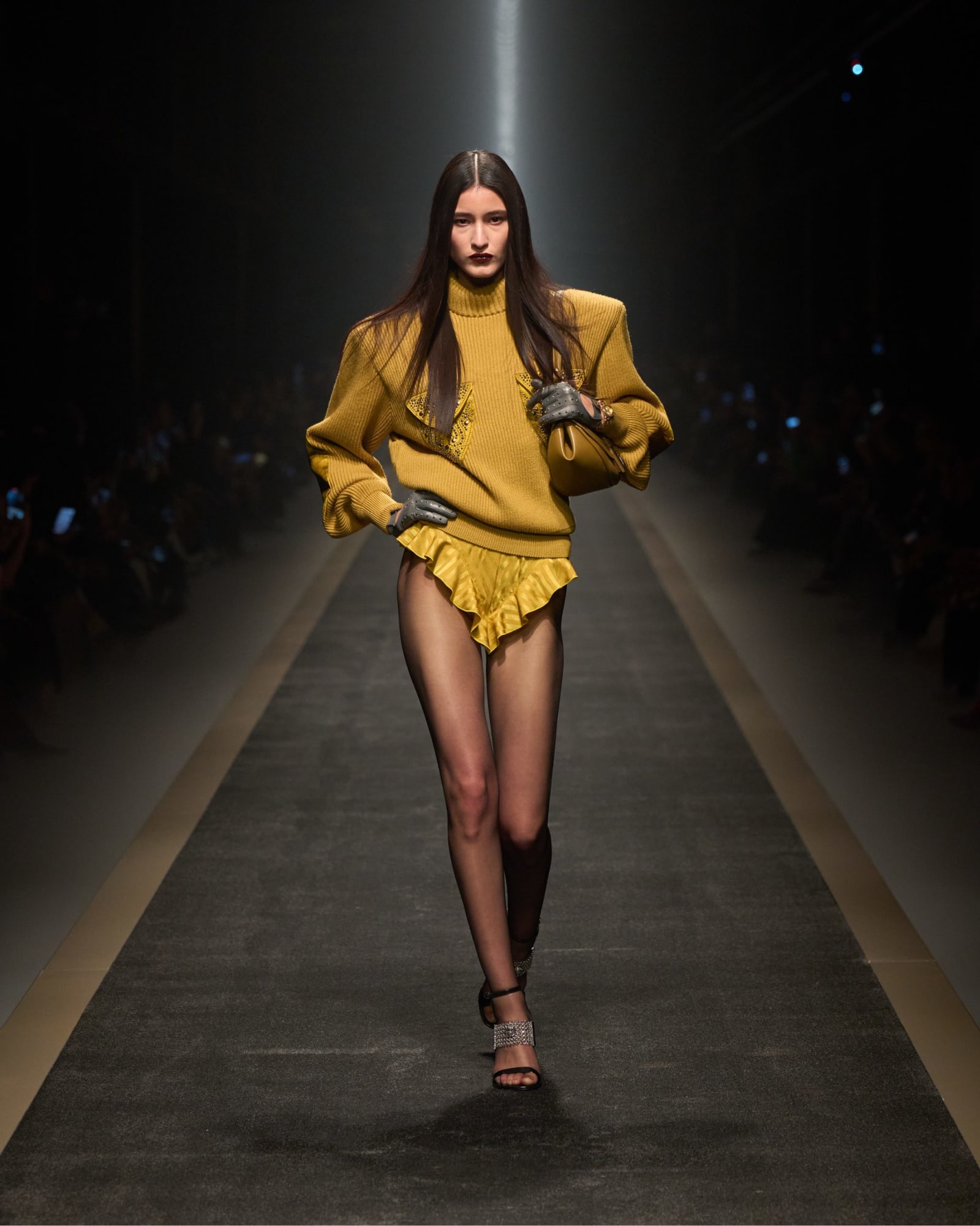 versace-fall-winter-2025-look-41-scaled-1742416860982-3amo696bxn8