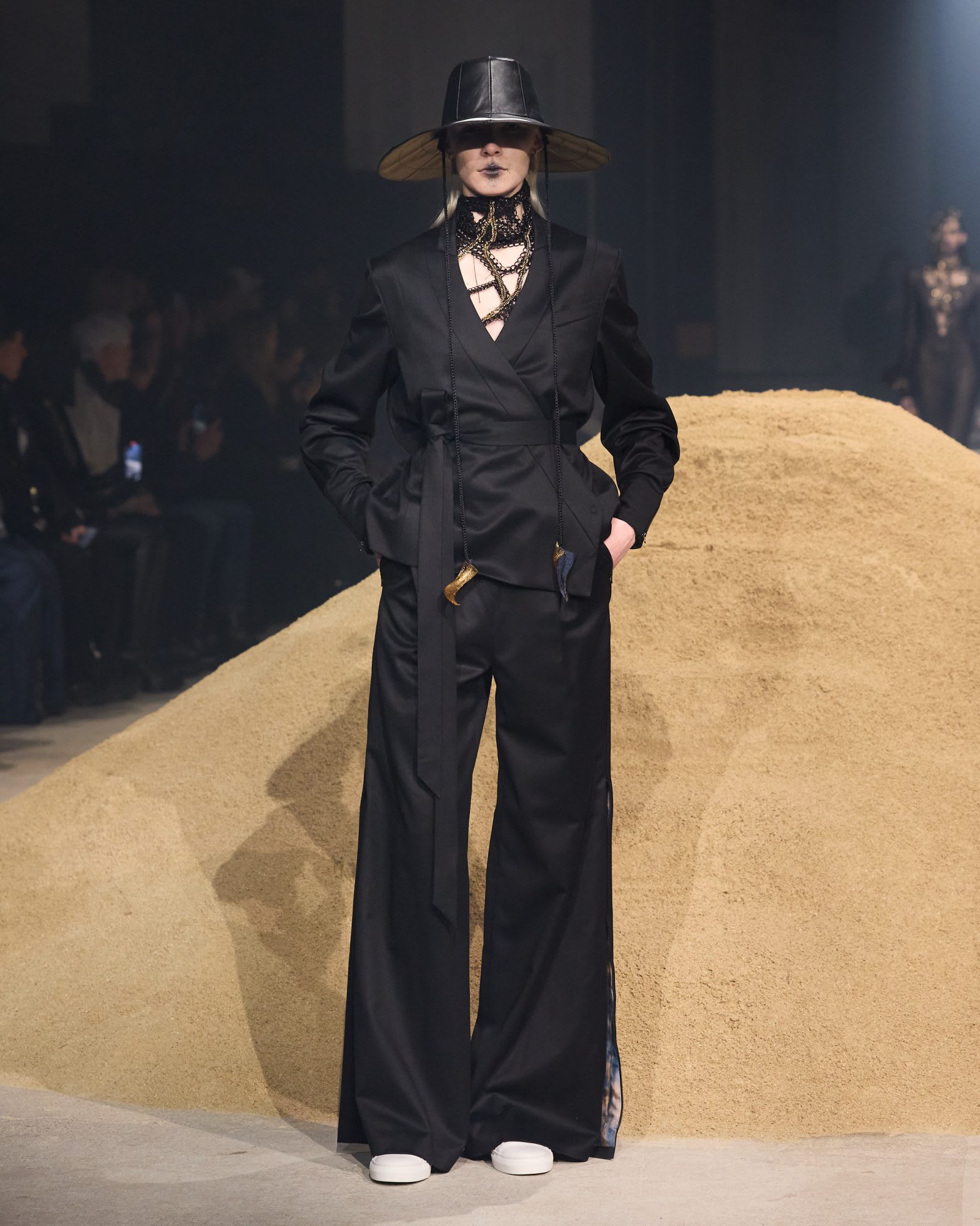 yuima-nakazato-fw25-26-paris-4-5-01-1600x2000-1742417253774-noxc6fzdhy