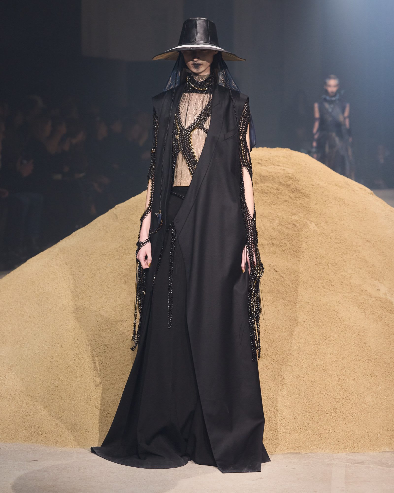 yuima-nakazato-fw25-26-paris-4-5-03-1600x2000-1742417254133-sue0t7o7zfo