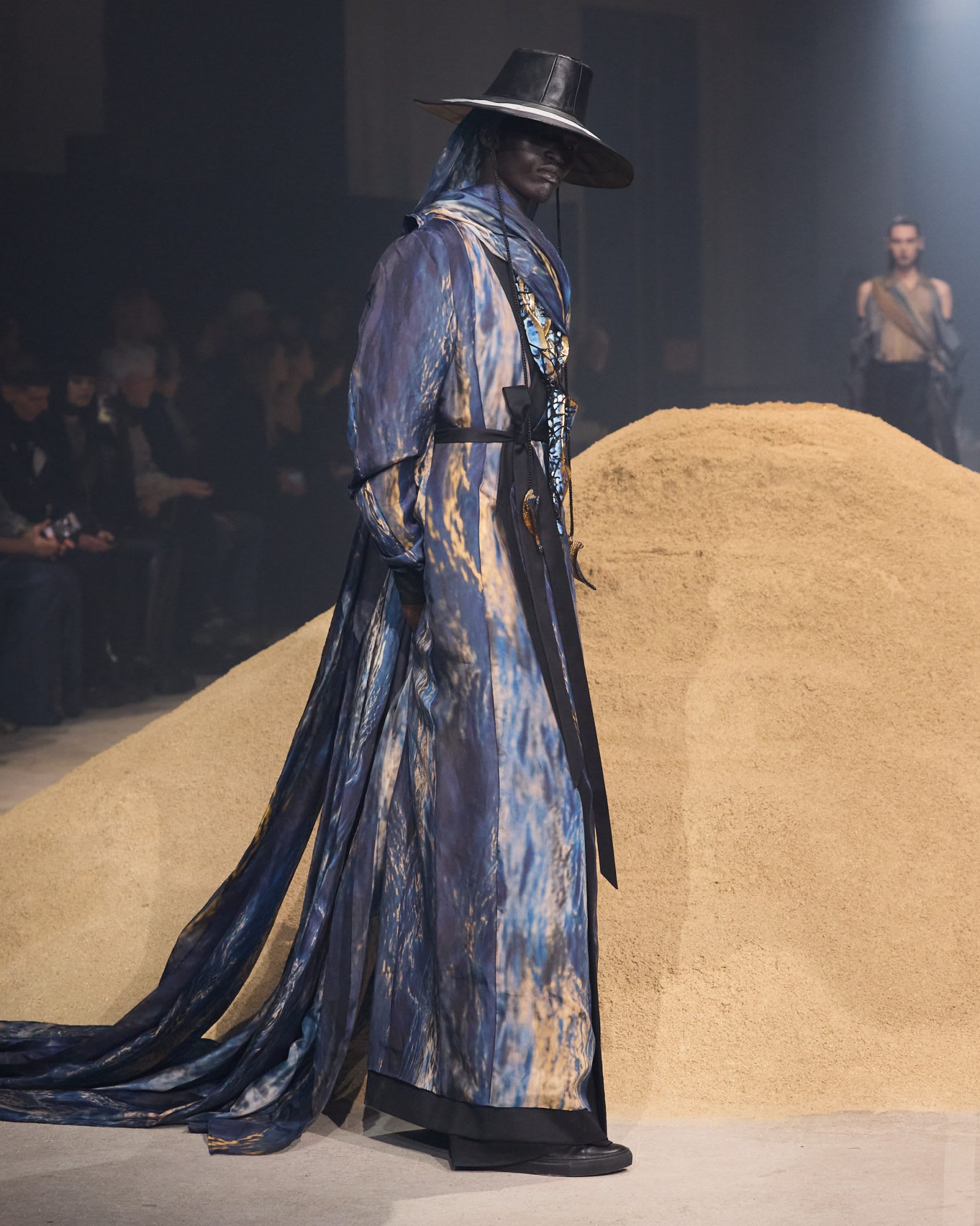 yuima-nakazato-fw25-26-paris-4-5-06-1600x2000-1742417254830-aeg53tktecu