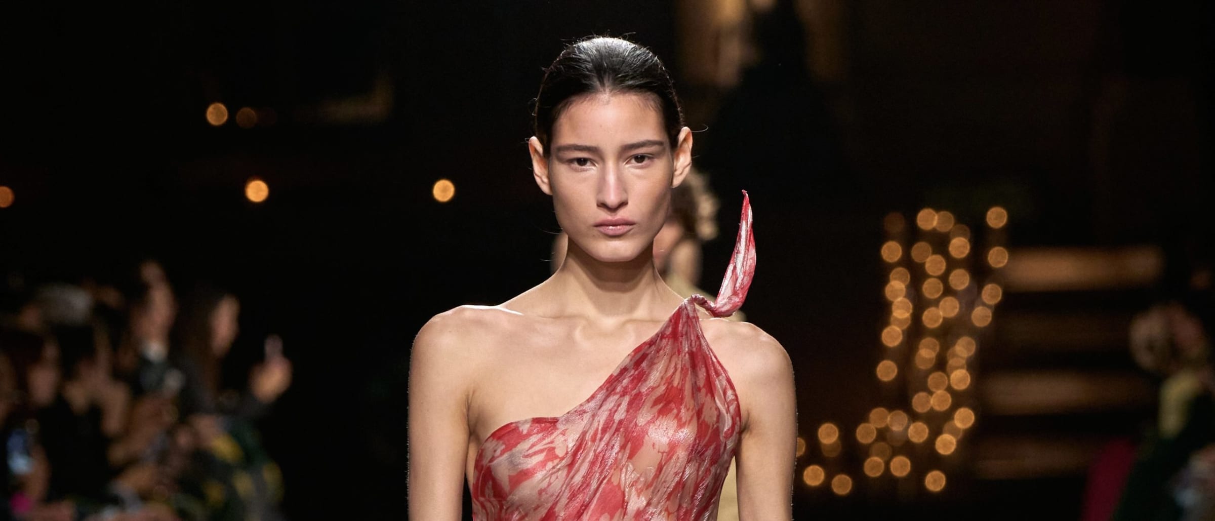 Victoria Beckham Spring-Summer 2025: Contrasts and Fluid Elegance