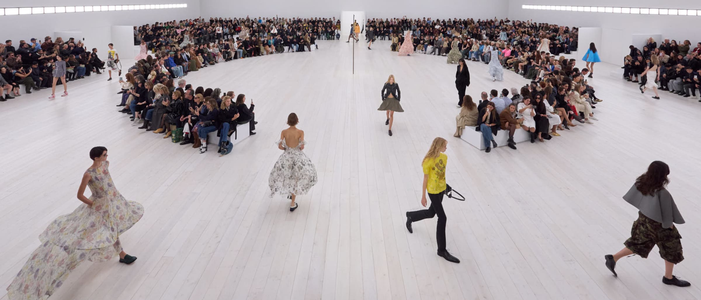 LOEWE Women’s Spring-Summer 2025: Jonathan Anderson’s Sculptural Minimalism Redefines Luxury at Paris Fashion Week