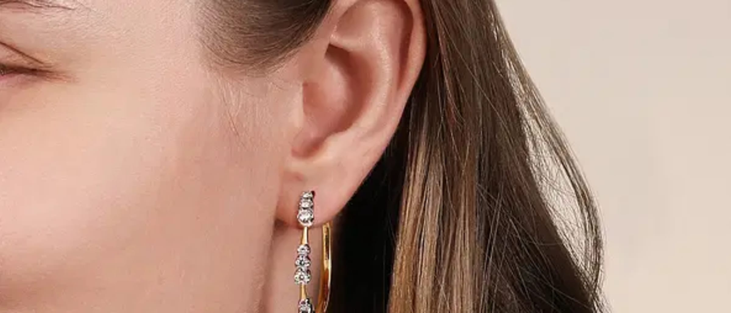 Styling Hoop Earrings for Different Occasions: Everyday, the Workplace, and Glamorous Nightouts
