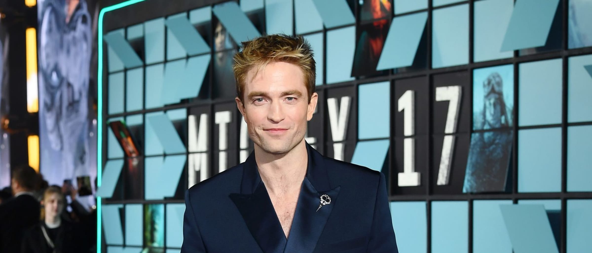 Robert Pattinson Shines in Dior at ‘Mickey 17’ Premiere