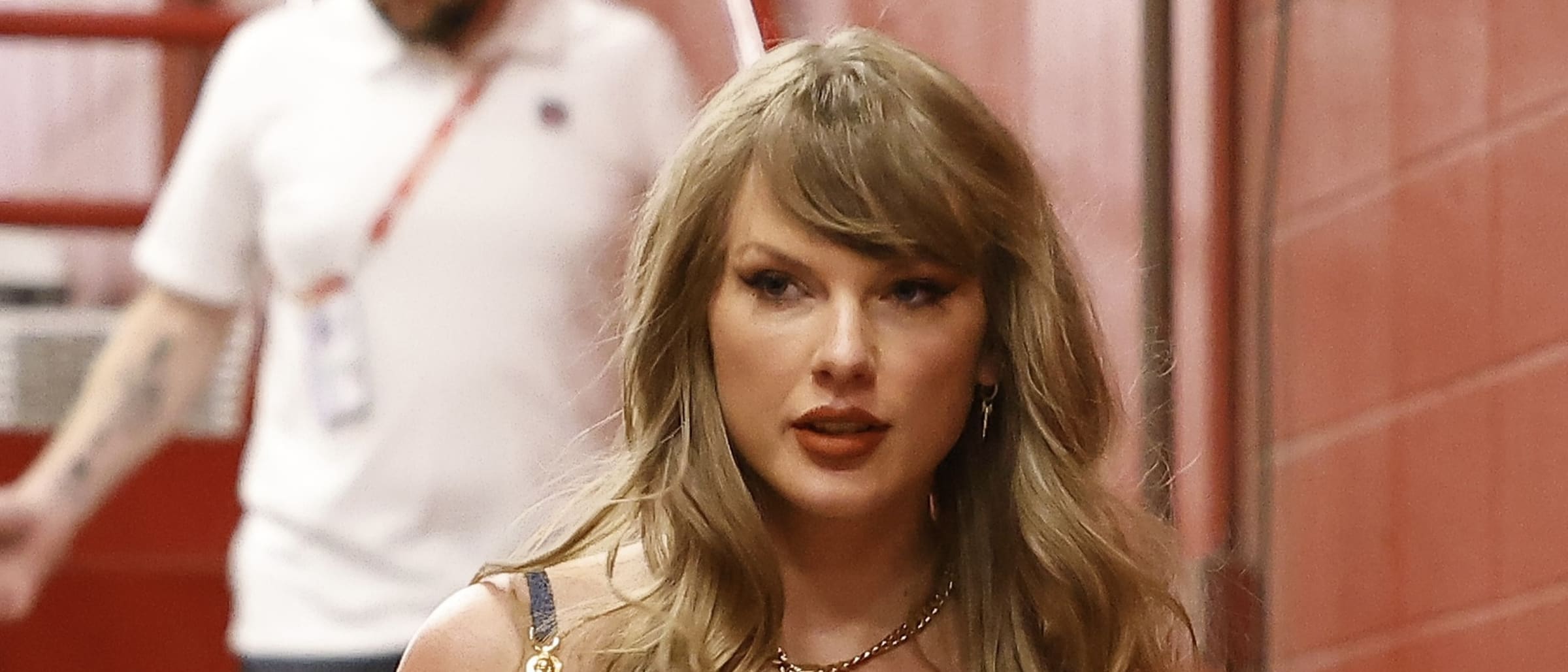 Taylor Swift Dazzles in Versace as Chiefs Win 27-20