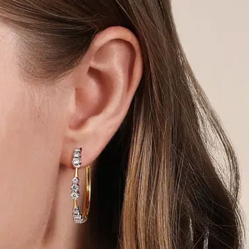 Styling Hoop Earrings for Different Occasions: Everyday, the Workplace, and Glamorous Nightouts