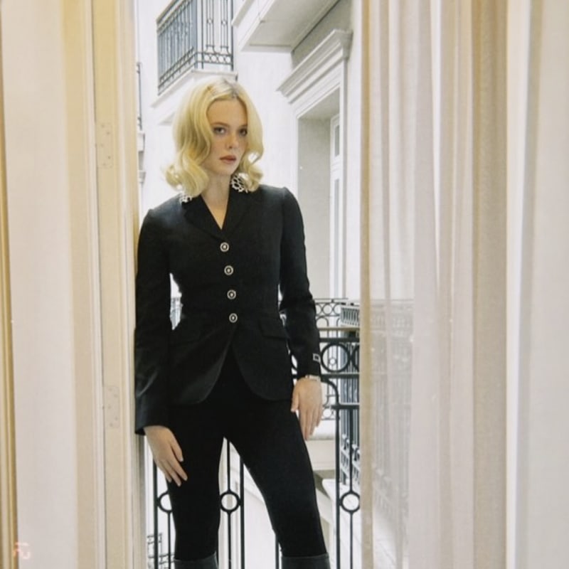 Elle Fanning: Versace Precision for ‘A Complete Unknown’ Tour