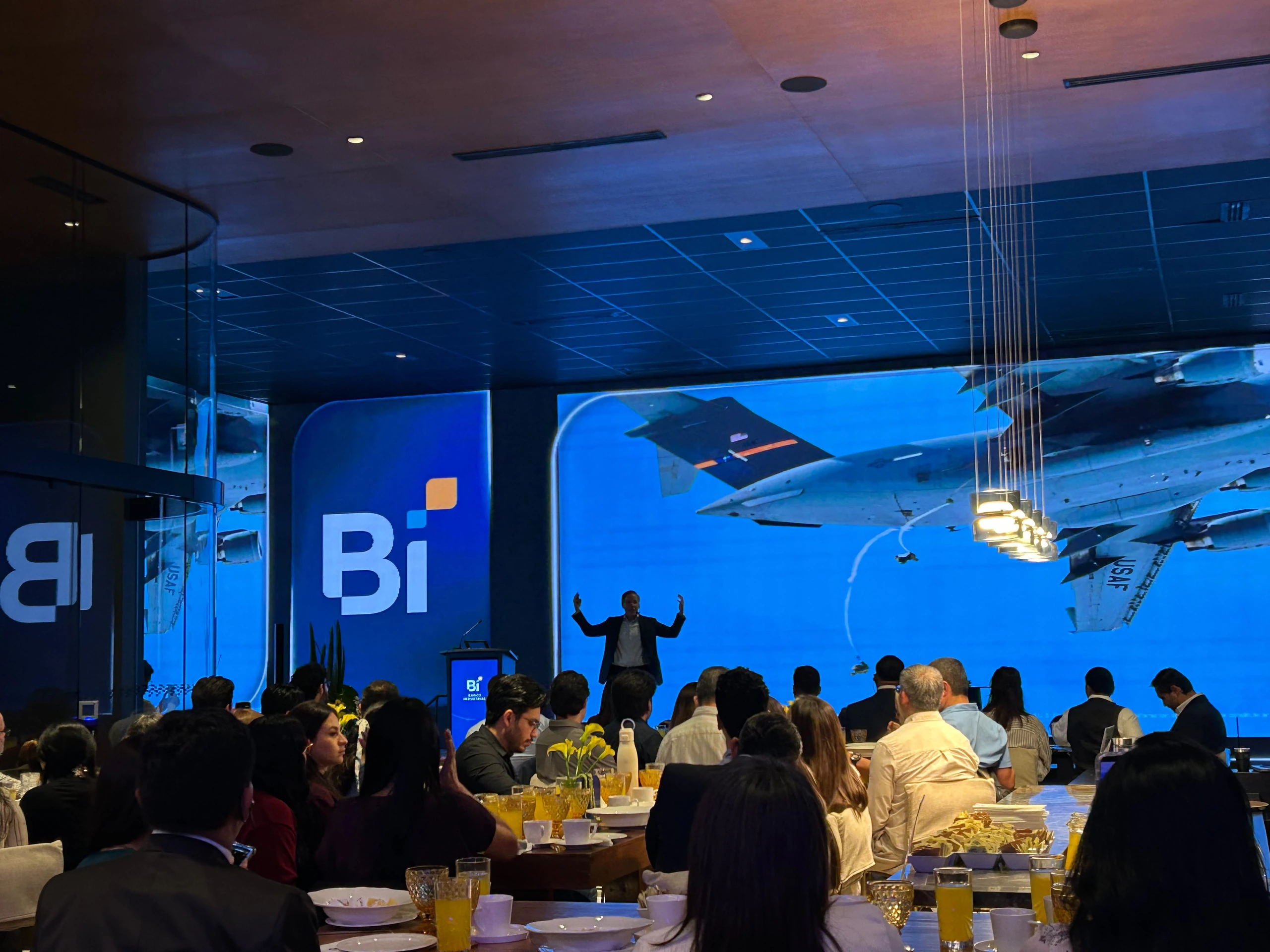 Encuentro corporativo de Banco Industrial en el showroom