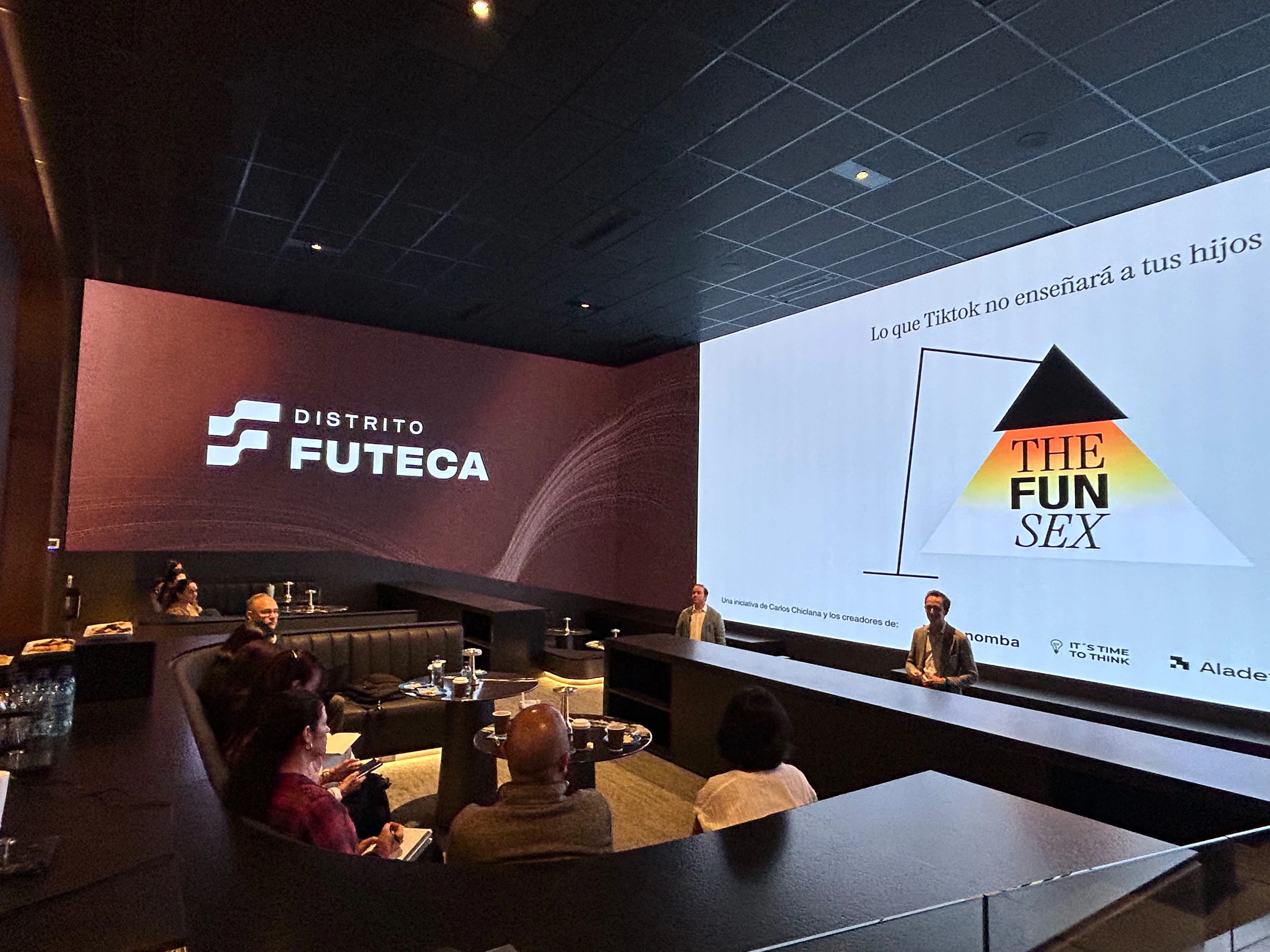 Conferencia “The Fun Sex” en el showroom