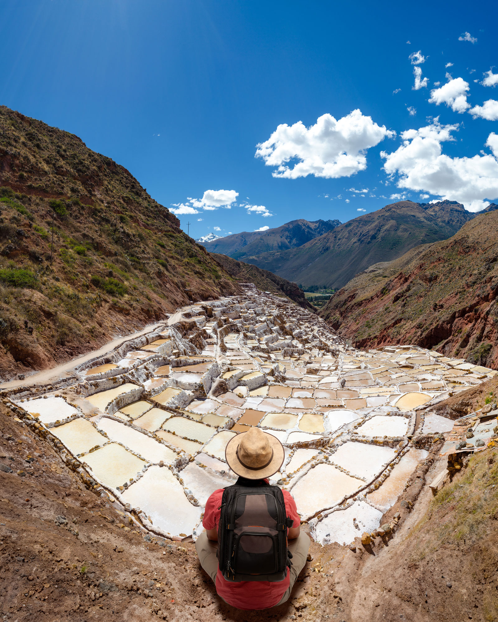 Paisaje de Cusco con montañas y arquitectura inca