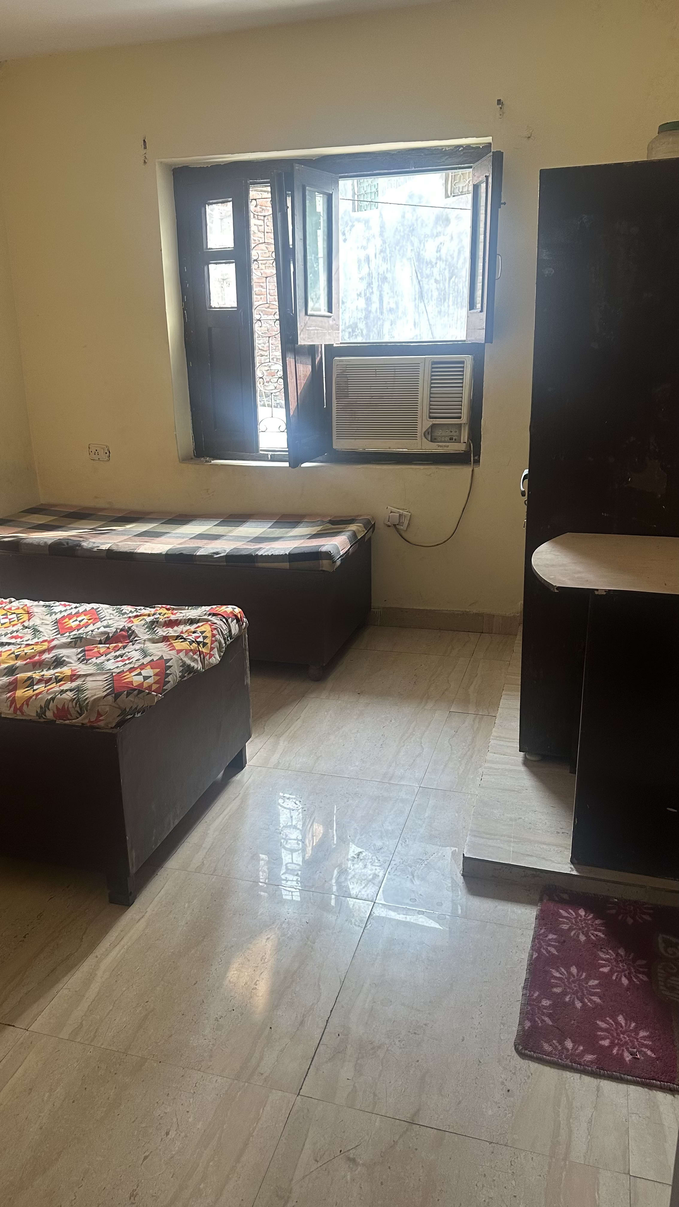 Sai Kunj pg Ub 71, Block UB, jawahar Nagar, kamla nagar