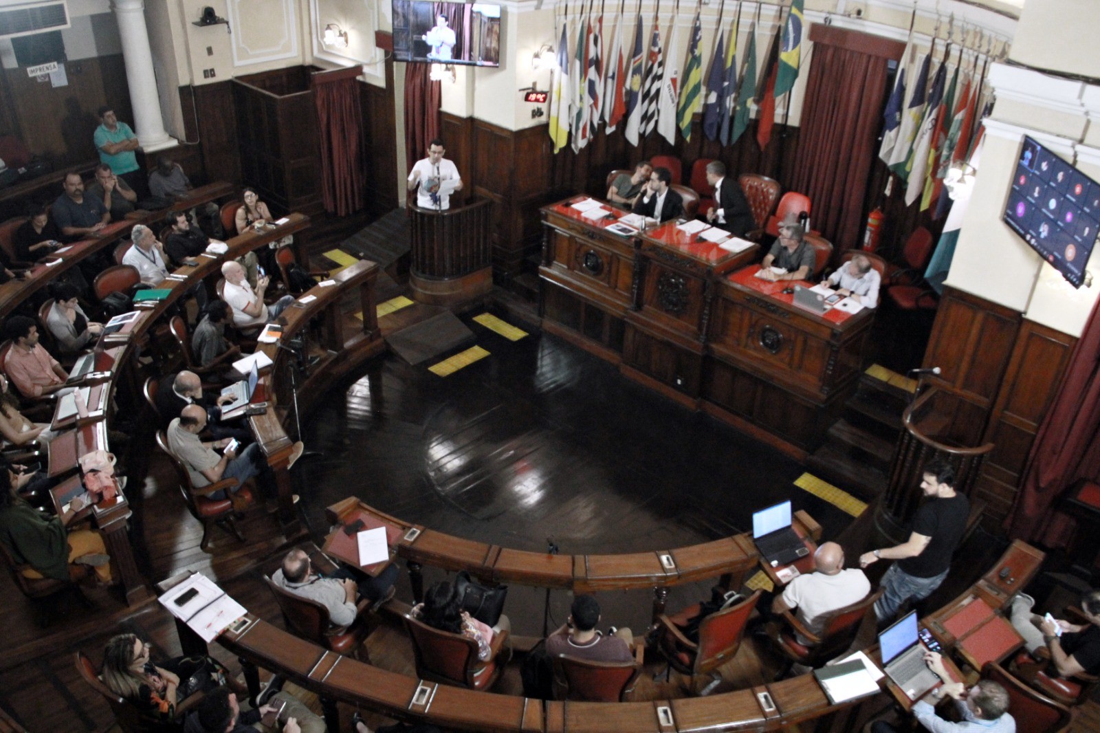 Câmara de Niterói analisa subsídio às barcas e investimentos no Centro propostos por Rodrigo Neves
