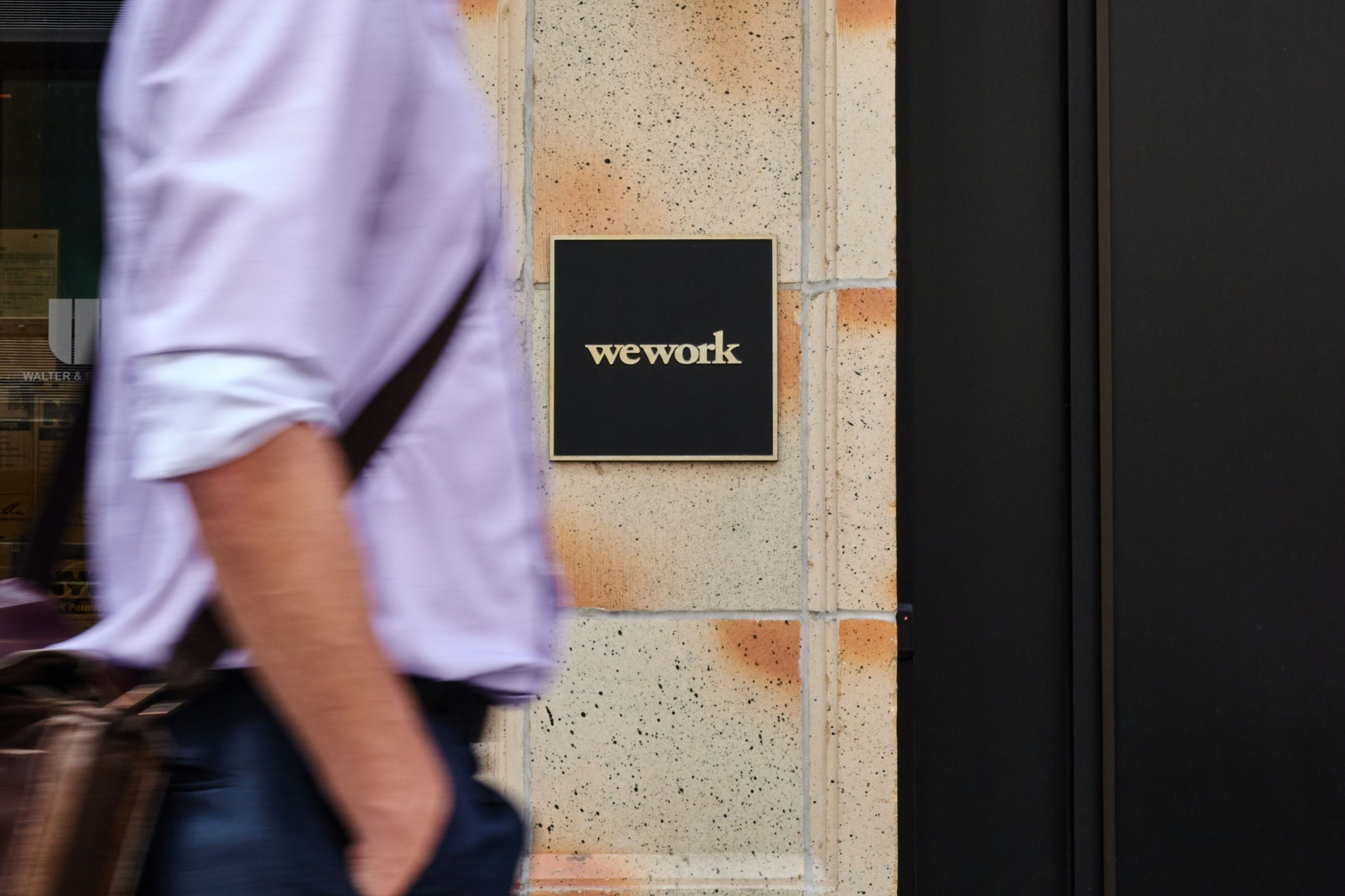 SoftBank oficializa saída da WeWork Brasil: novidades no mercado imobiliário.