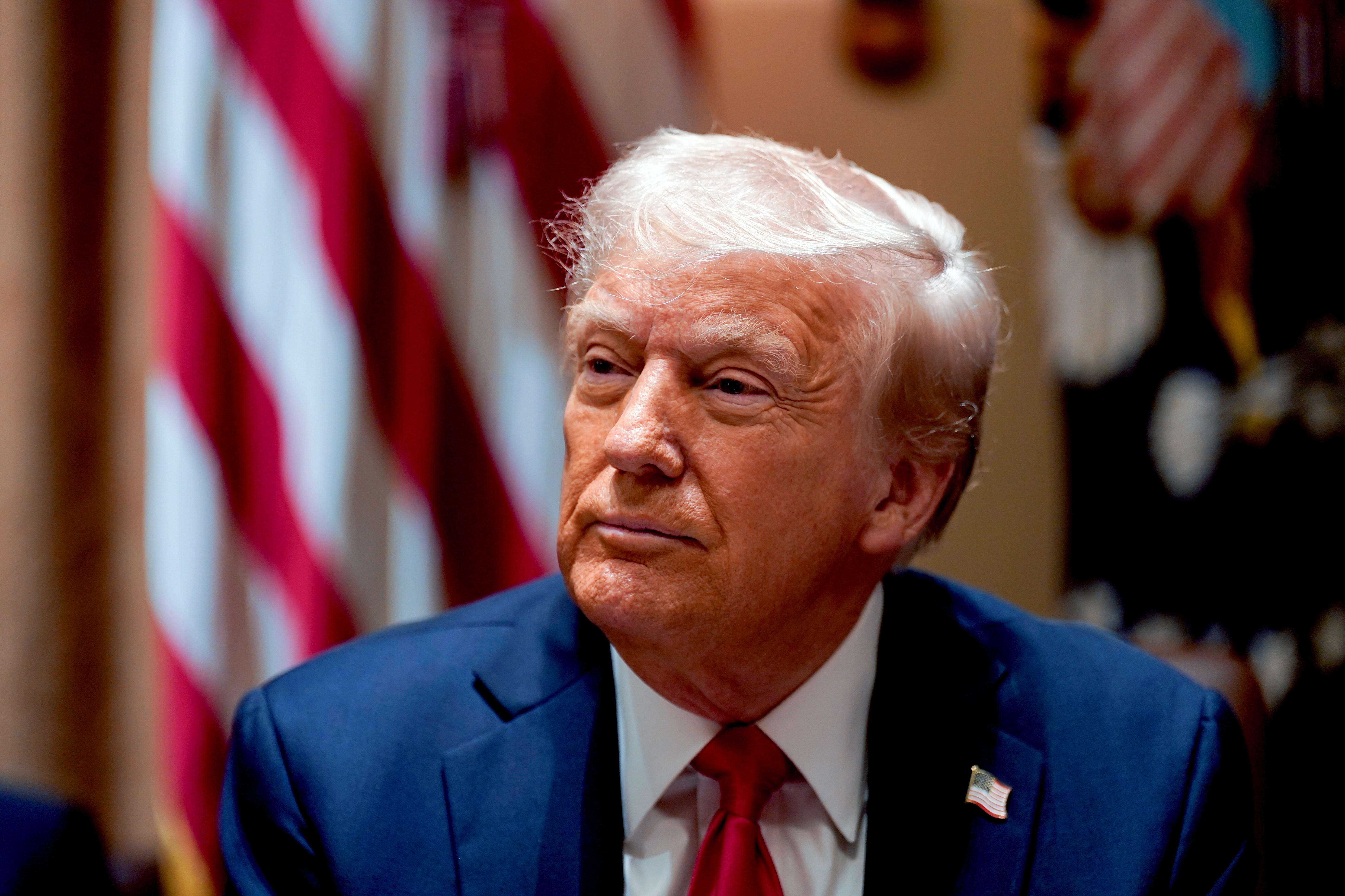 Trump pressiona Apple para encerrar políticas de diversidade: impacto nas empresas.
