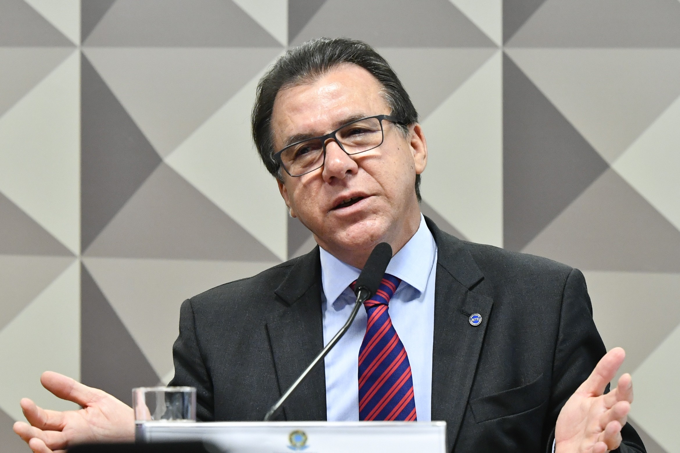 Impacto da divulgação de dados positivos do mercado de trabalho: análise de Marinho