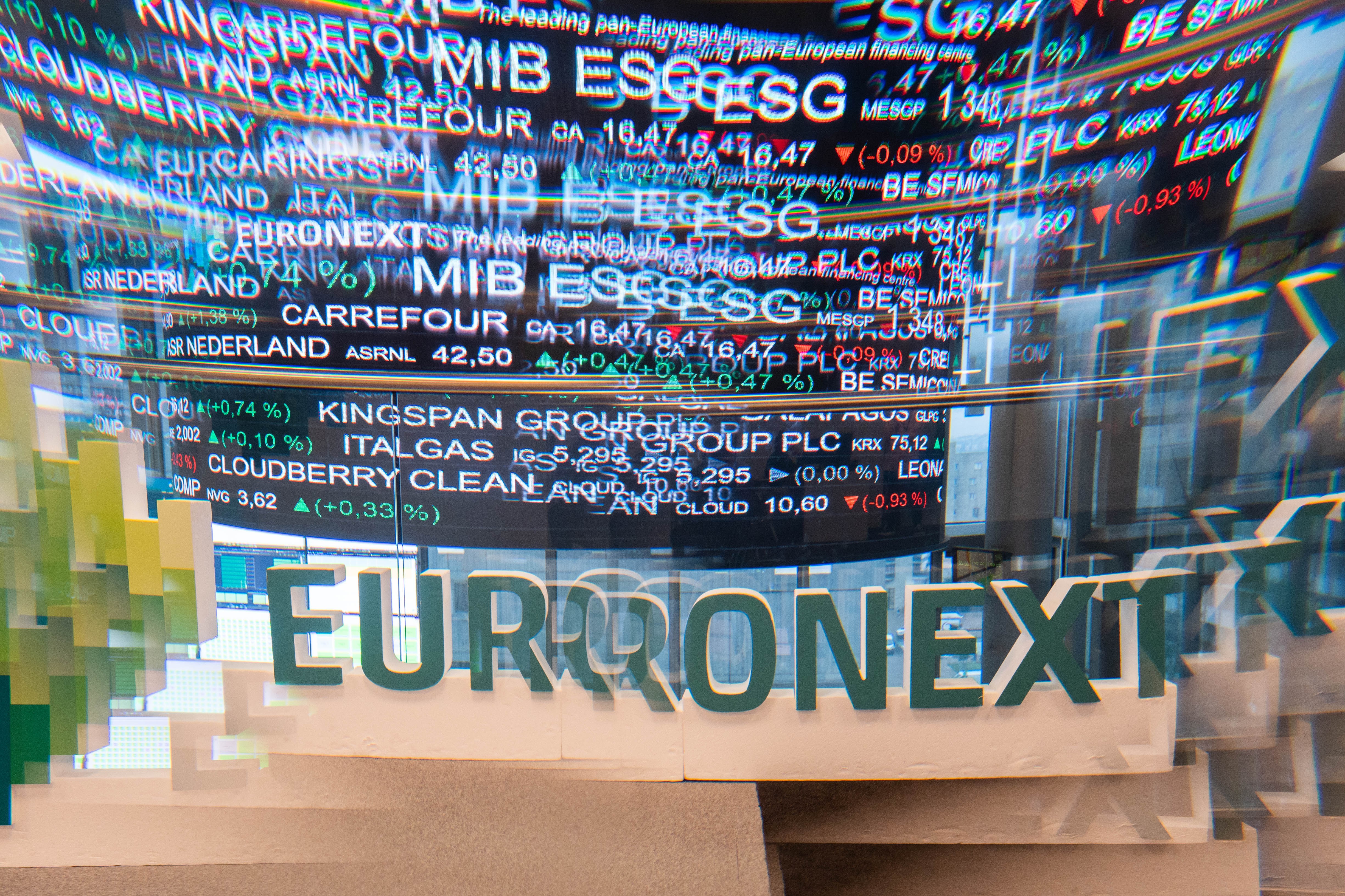 Bolsas europeias em alta com resultados positivos e expectativa de acordo de paz na Ucrânia