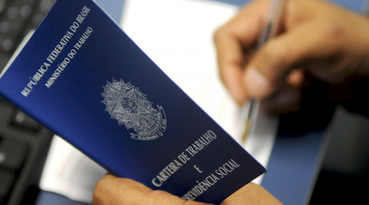 Indústria brasileira gera mais de 70 mil empregos em janeiro