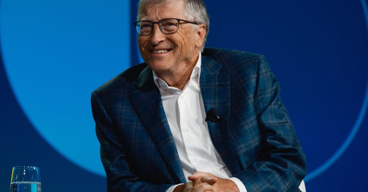 Como Bill Gates percebeu o sucesso da Microsoft na indústria de tecnologia?