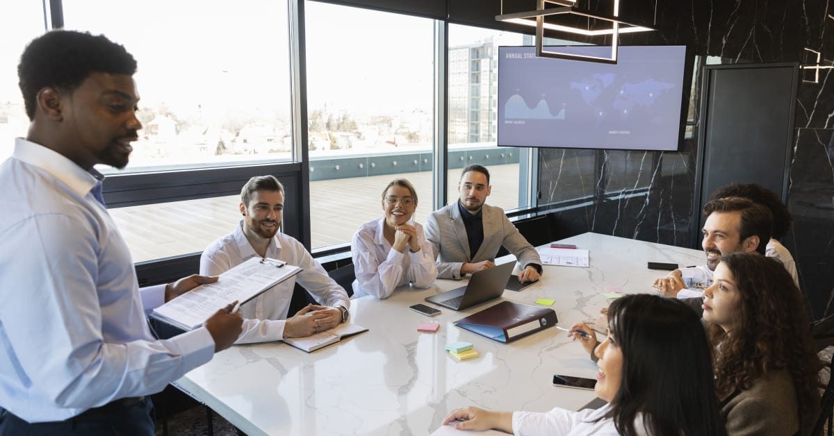 Como os conselhos locais podem impulsionar a adoção de IA nas empresas?