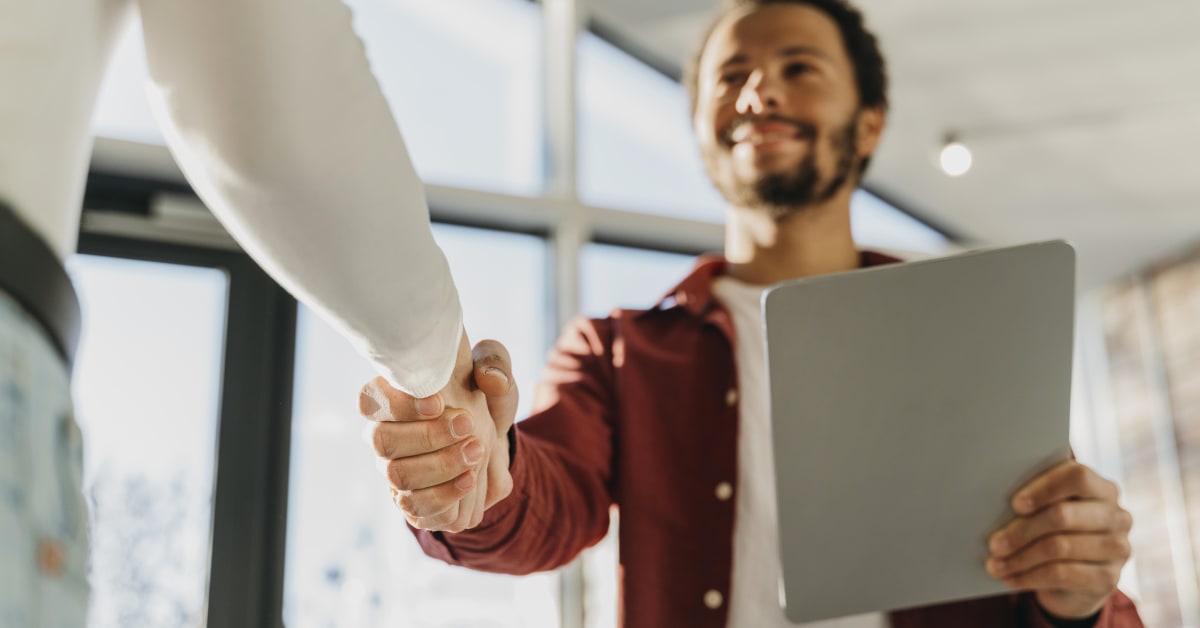 Quais são as 13 franquias baratas para empreender em 2023 no Brasil?