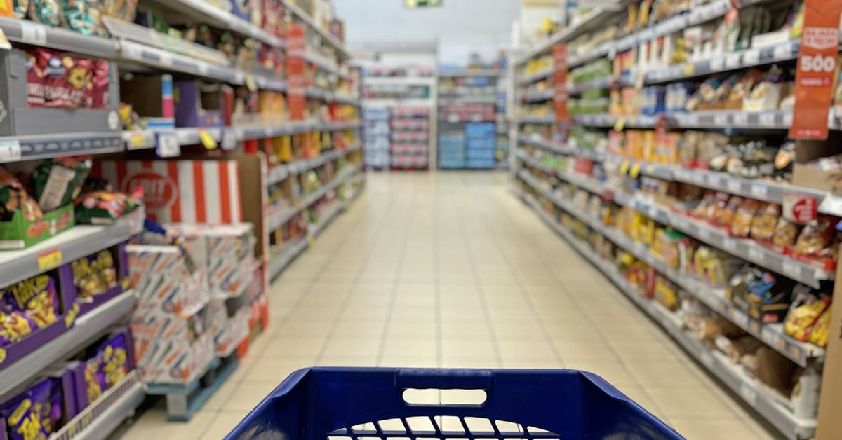 Por que dono de supermercado e gerente em [sua cidade] foram presos por vender comida estragada?