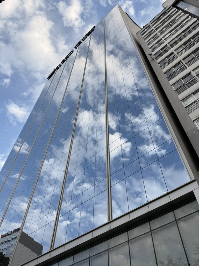 Torre corporativa asociada al entorno de una consultora tecnologica internacional