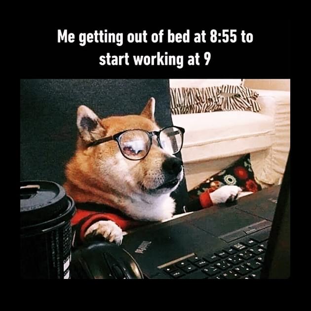 Meme sobre levantarse minutos antes de empezar a trabajar en remoto