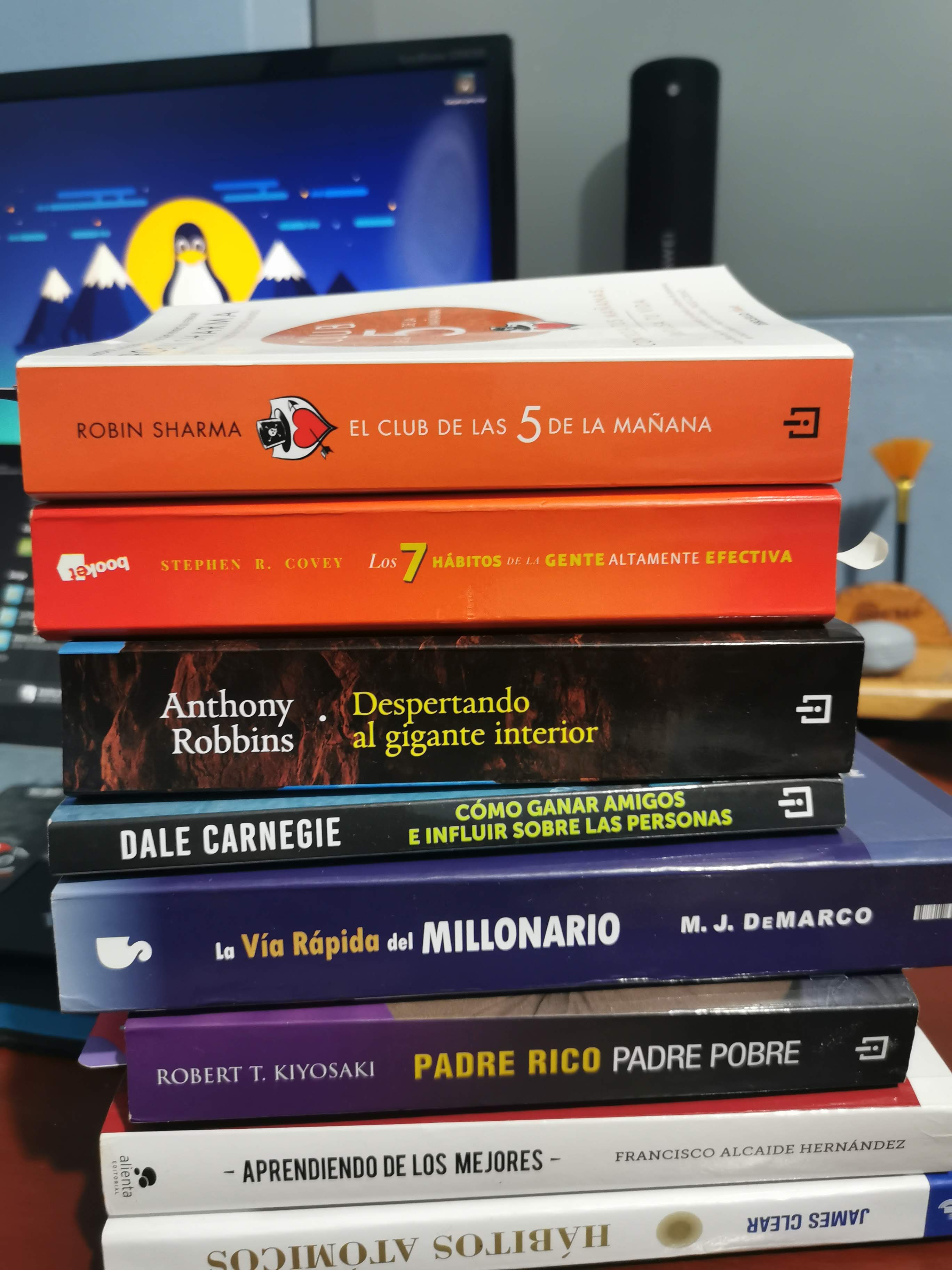 Pila de libros de desarrollo personal leidos a lo largo del tiempo
