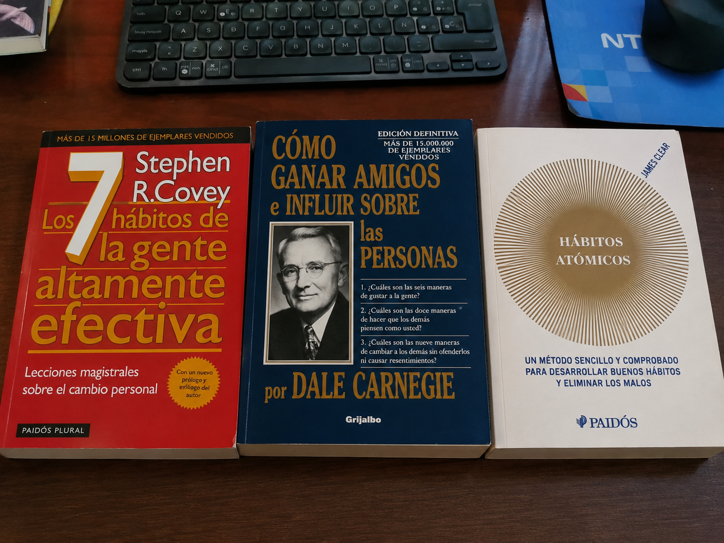 Pila de libros de crecimiento personal y cambio de mentalidad