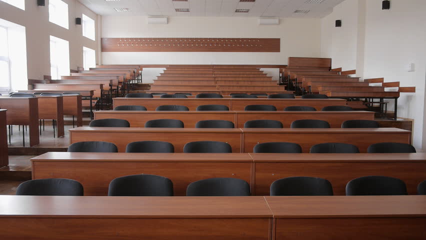 Aula universitaria vacia como referencia a la competencia academica