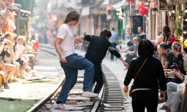 Phố đường tàu vừa giải tỏa lại tấp nập