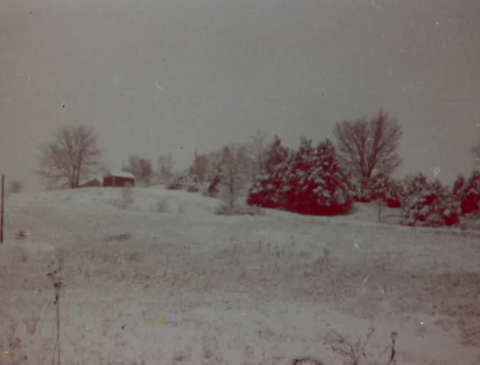 Ngôi nhà trên đồi nơi John đã ngủ đêm vào năm 1980. Bức ảnh này được anh chụp lại vào hôm sau. Ảnh: CNN