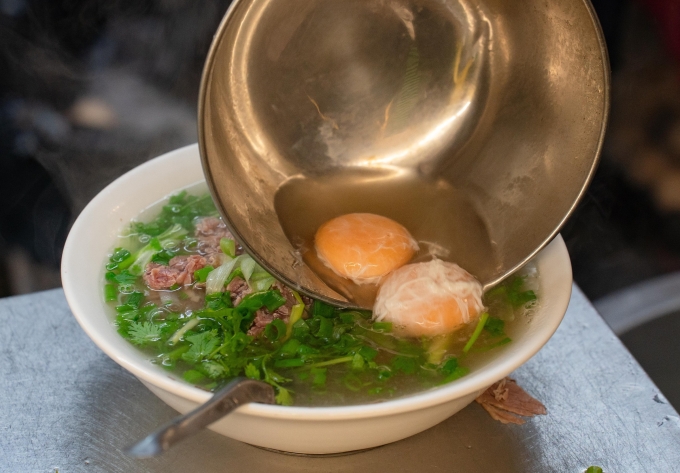 Món phở Thìn Bờ Hồ kèm trứng chần hút khách tại Hà Nội. Ảnh: Hoàng Giang