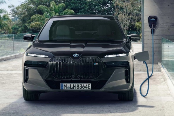 Xe hybrid sạc điện lần đầu tiên bán chạy hơn xe diesel ở châu Âu