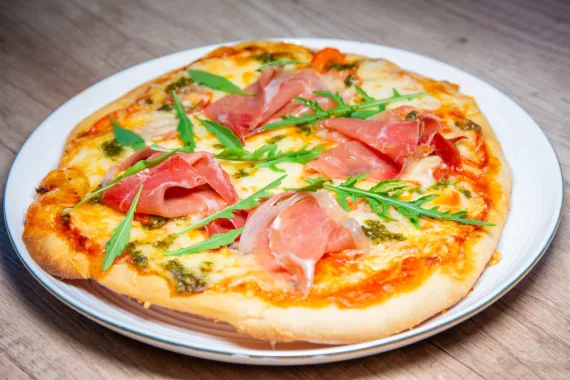 Pizza met Parmaham en Pesto van de BBQ