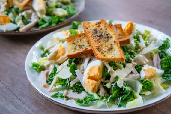 Caesar Salade met Gerookte Kip