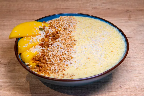 Exotische Smoothie bowl met Ananas en Mango