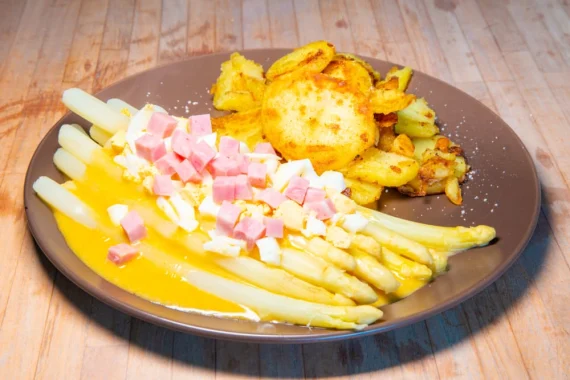 Traditionele Hollandse Asperges in Roomsaus met Ham en Ei