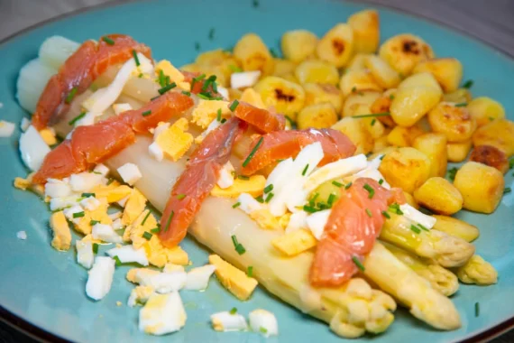 Asperges met warm gerookte Zalm en Botersaus