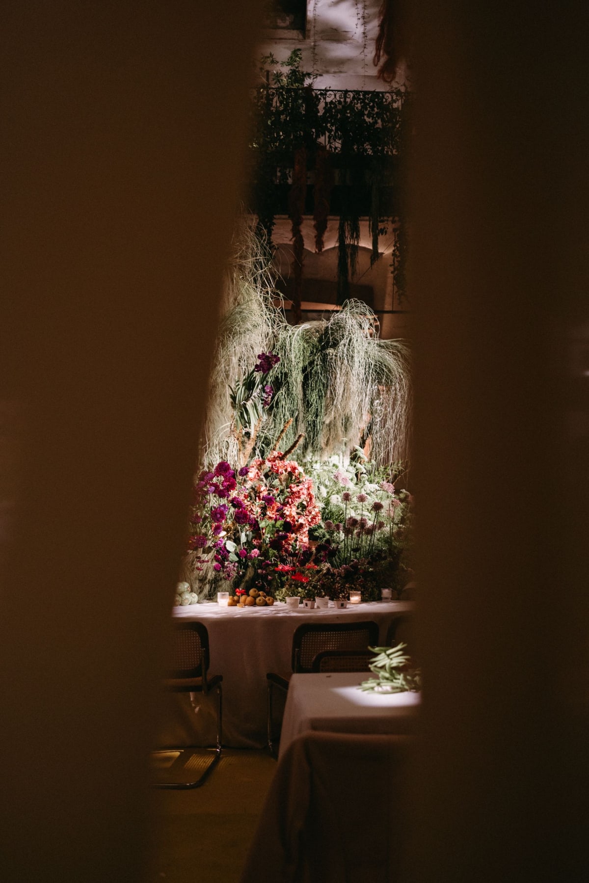 Spontaneous luxury destination wedding photography archiving a romantic kiss between Regina and Agustin