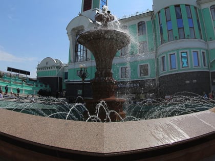 На пригородном вокзале Новосибирск-Главный запустили фонтан