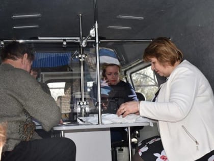 В ЛНР заработал первый мобильный МФЦ из Новосибирской области