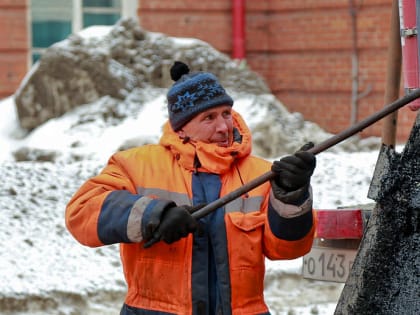 Возникшие после зимы ямы на дорогах заливают горячим асфальтом